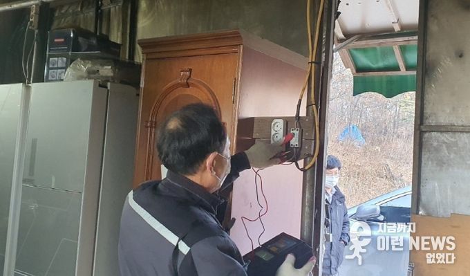 지난 11일 특별점검반이 관내 주거용 및 창고용 비닐하우스를 대상으로 화재 예방 점검을 하고 있다.