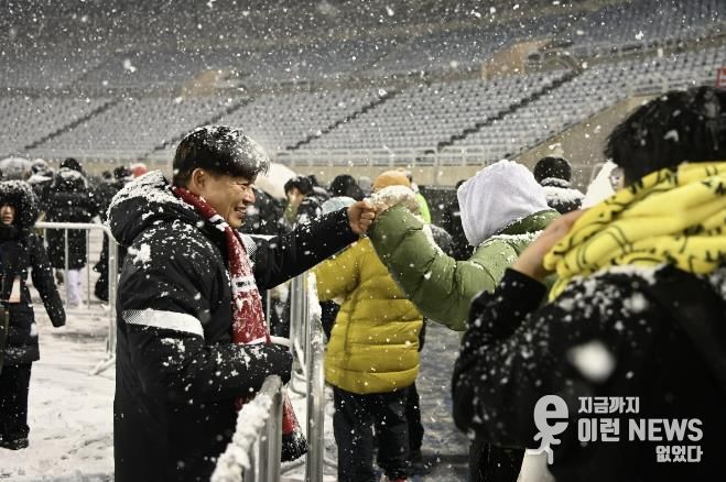 부천FC1995의 승강 PO 1차전이 폭설로 연기된 후 돌아가는 시민들과 조용익 부천시장이 주먹인사를 나누고 있다.