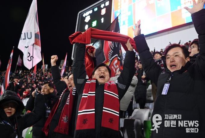 이달 8일 부천FC1995 승강 PO 2차전 경기에서 골을 넣자, 조용익 부천시장이 기뻐하고 있다