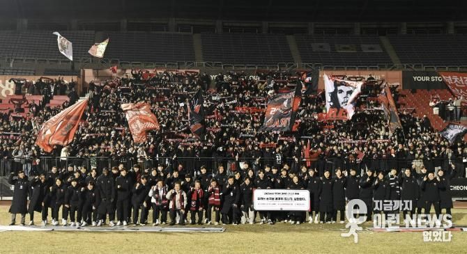 부천FC1995 K리그1 승격을 축하하며 선수단과 헤르메스가 단체 기념사진을 촬영했다.