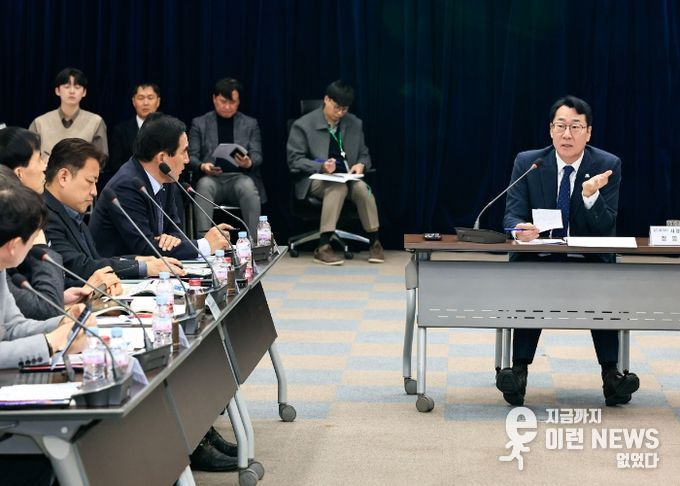 정명근 화성특례시장이 재생엔지 공급 기반 확대 및 데이터센터 전력 수급 안정성 확보 방안에 대하여 전문가들과 종합 토론을 하고 있다