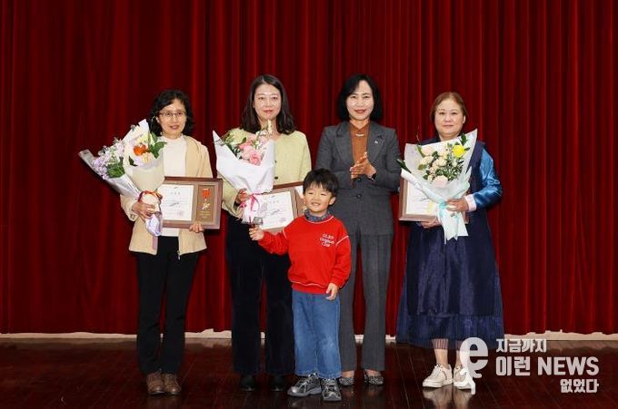 이선희 문화체육관광국장(오른쪽 두번째)이 평생비전센터 교육수료식에서 표창장 수상자들과 함께 기념촬영을 하고 있다.