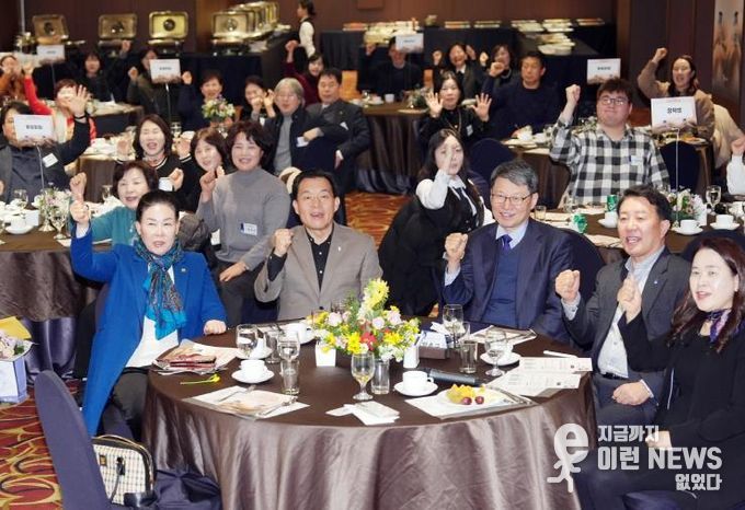 이재준 수원시장(가운데)과 참석자들이 함께하고 있다.