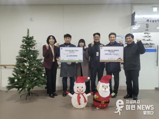 전달식 후 한국추출가공식품업중앙회경기도지부 수원시지회, 대한농산물식품임가공업연합회 수원시지부, 수원시 관계자가 함께하고 있다.