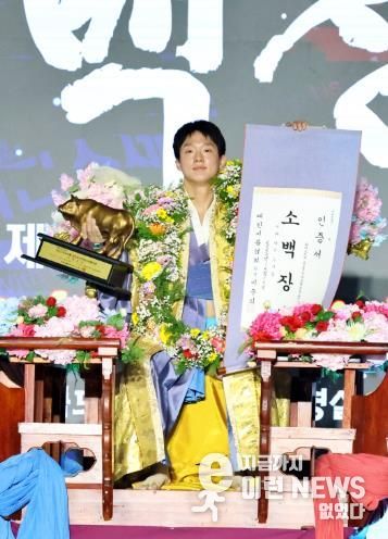 정읍 단풍미인씨름단 박상준, 생애 첫 ‘소백 장사’ 등극… 모래판 포효