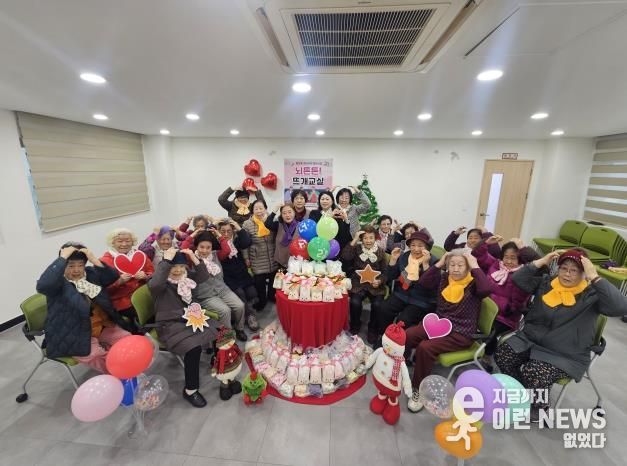 오산시 중앙동, ‘뇌튼튼 뜨개교실’ 어르신들 손뜨개 목도리 120여 개 기탁