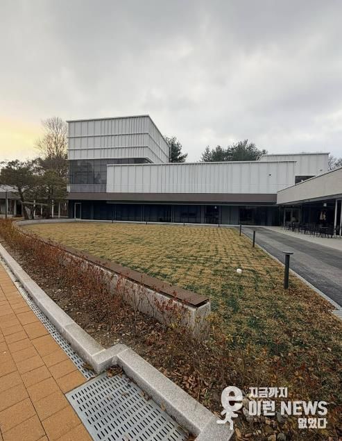 결혼식 후 연회장소로 활용할 수 있는 성남물빛정원 뮤직홀 앞 잔디마당