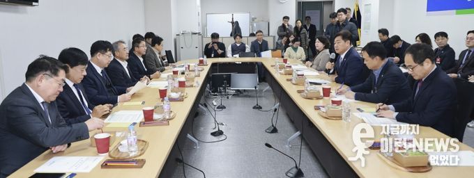 18일 서울 국회 의원회관에서 열린 전북특별자치도·더불어민주당 전북국회의원 정책간담회에 김관영 도지사와 윤준병 도당위원장을 비롯한 전북 국회의원들이 정책간담회를 갖고 있다