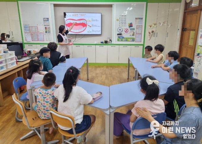 동부보건소 소속 치과위생사가 특수학급 교실을 방문해 학생 눈높이에 맞춘 구강보건교육을 진행하고 있다