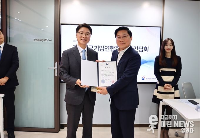 서울국세청장 표창장을 수여받고있는 세정협조자 KOFA 전임회장 이승수 대표 (인피니언테크널러지코리아 대표이사) (사진 : 주한외국기업연합회 KOFA 제공)