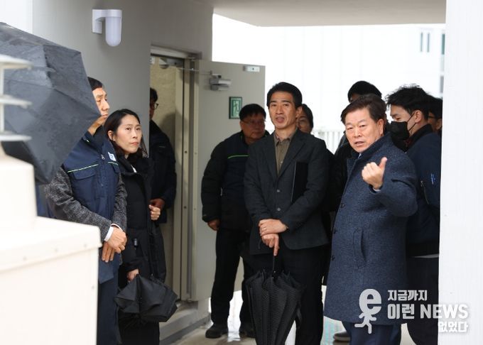 박승원 광명시장이 23일 오후 준공을 앞둔 ‘광명소하신원아침도시’를 방문해 입주 예정자 10여 명과 함께 시공 품질을 점검하고 있다.