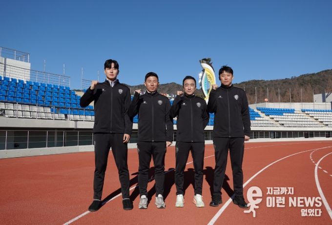 김해FC2008 코칭스태프 단체사진