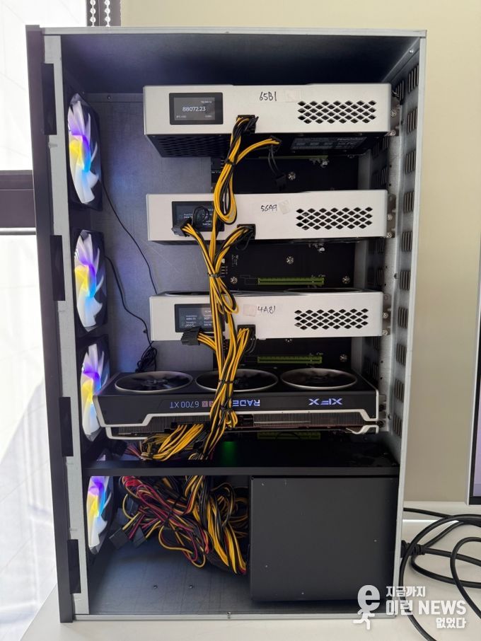 KC인증을 획득한 비트코인 채굴 컴퓨터 내부에 GPU 와 ASIC 이 동시에 장착된 모습