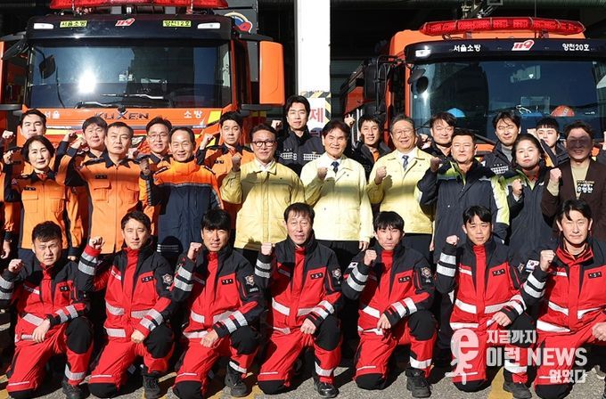 김민석 국무총리가 31일 양천구 양천소방서를 방문, 소방 관계자로부터 업무 현황 등을 보고 받고 소방 근무자들을 격려하고 있다.
