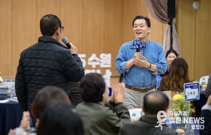 새빛만남에서 시민의 이야기를 듣고 있는 이재준 수원시장.