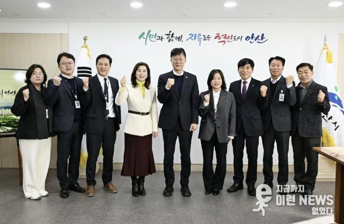 이민근 안산시장(가운데)이 2025년 12월 31일 김수진 안산교육지원청 교육장(왼쪽 네번째) 등 관계자들과 간담회를 마치고 함께 사진촬영을 하고 있다.