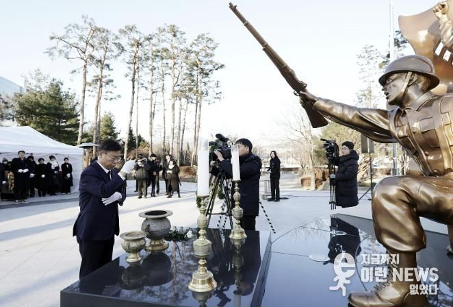 성남시는 1월 2일 오전 중원구 여수동 시청 공원 현충탑에서 새해 각오를 다짐하는 참배 행사를 했다