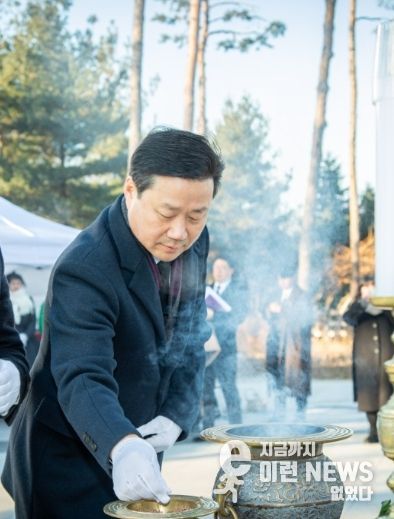 성남시의회 더불어민주당 이준배 대표의원 현충탑 참배 모습