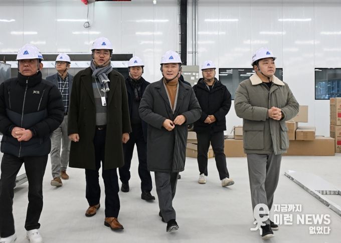 김동근 시장이 1월 6일 (주)시지메드텍 D동 건축 현장현장을 둘러보고 있다.