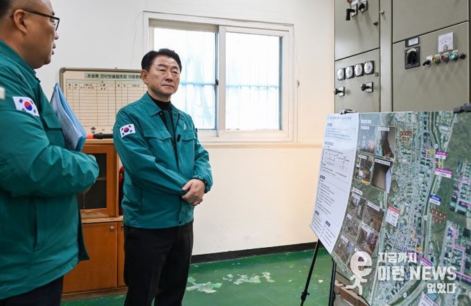 김동근 시장이 1월 7일 호원간이배수펌프장을 방문해 현장 점검을 하고 있다.
