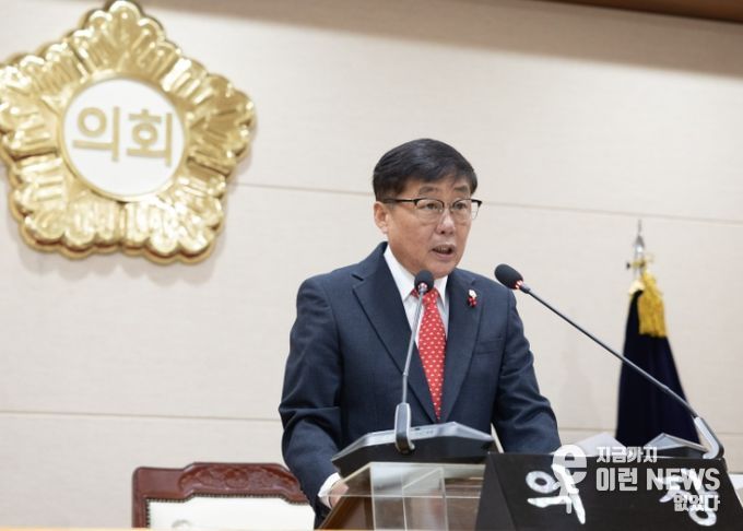 윤창철 의장이 제384회 임시회 제1차 본회의에서 ‘무인교통단속장비 과태료 수입의 지방세입 전환 촉구 건의안’을 채택하고 있다.