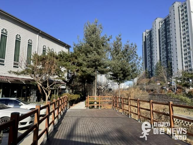 용인특례시 수지구는 풍덕천동 1153번지 일원 산책로를 정비했다