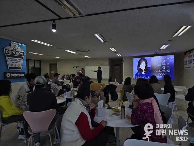 신곡 “아파요아파요”와 가수 장은숙을 소개하고 있는 윤영용 대표