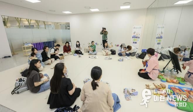 과천시 보건소에서 운영하는 과천아기 오감발달 교실에 참여한 시민들 모습