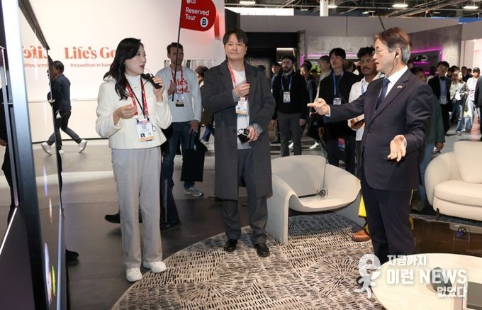 세계 최대 규모 기술 박람회인 CES 현장에 방문한 고양시 대표단(LG 기업 부스)