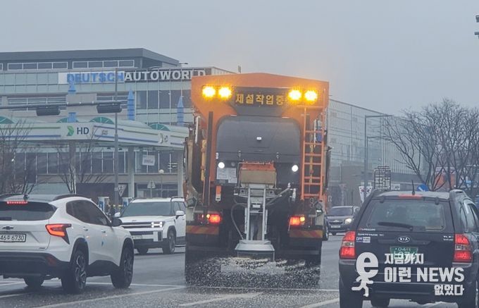 수원시가 10일 오후 제설차를 이용해 도로 제설 작업을 하고 있다.
