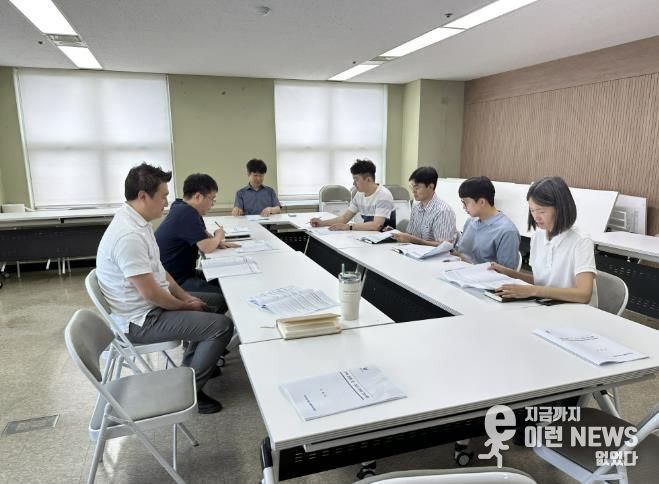 전담팀(TF)이 건축인허가 통합 매뉴얼 마련을 위한 회의를 하고 있다.