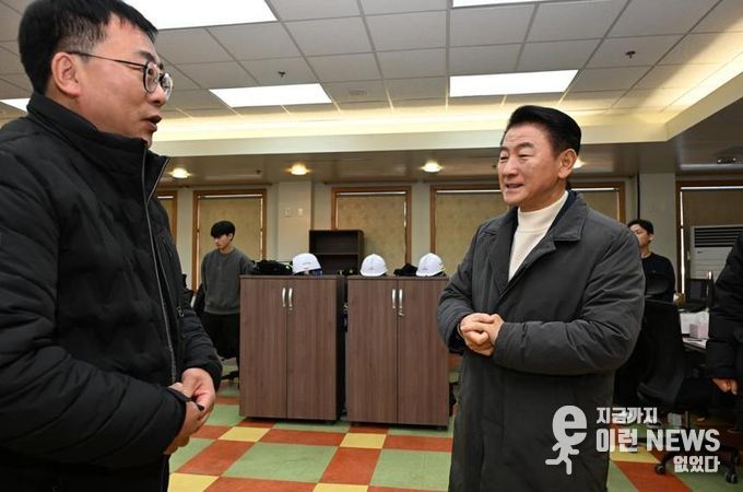 김동근 시장이 1월 14일 캠프 레드클라우드(CRC) 통과도로 현장을 점검한 뒤 CRC 내 정화사업 관련 업체 사무실에서 관계자와 이야기하고 있다.