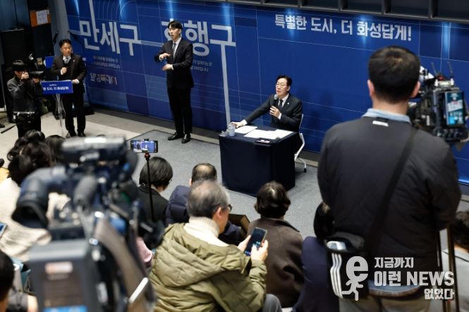 정명근 화성특례시장이 27일 열린 2026년 신년 기자회견에서 언론인과 질의응답을 하고 있다.