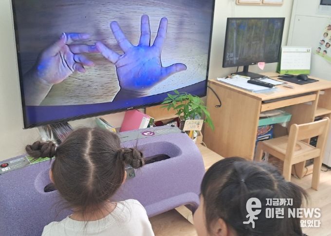 한 어린이가 손씻기 체험 교육기구 ‘뷰박스’를 통해 자신의 손을 들여다보고 있다.