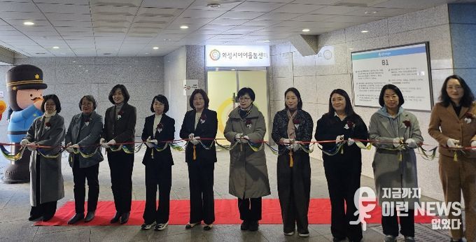 지난 28일 열린 화성시아이돌봄센터 개관식에서 참석자들이 테이프커팅을 하고 있다