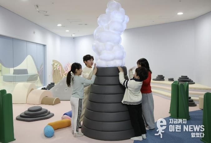 화성시어린이문화센터를 방문한 어린이들이 신규 상설전시 '바다체험'을 관람하고 있다