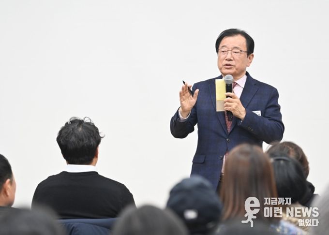 29일 오후 미사1동 행정복지센터에서 개최된 ‘2026 미사1동 주민과의 대화’에서 이현재 하남시장이 미사 지역을 중심으로 한 도시 경쟁력 강화 구상을 직접 설명하고 있다.