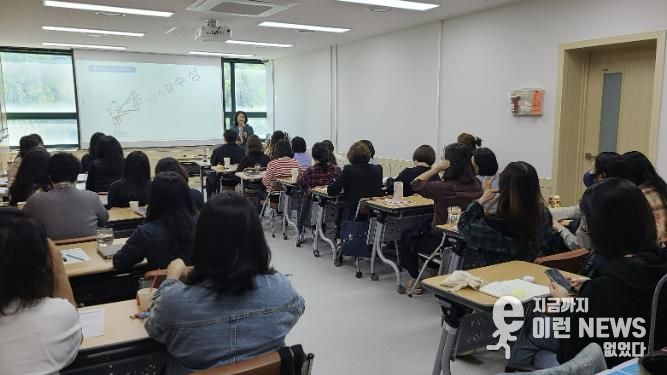 안산시에서 시민을 대상으로 폭력 예방 교육을 진행하고 있다.