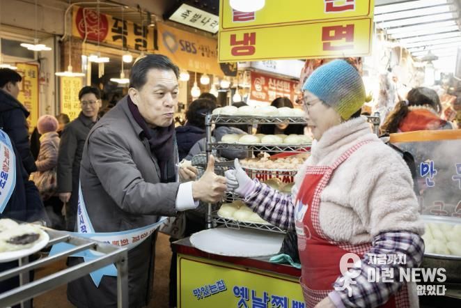 이재준 수원시장이 10일 못골종합시장에서 상인들과 이야기를 나누고 있다.