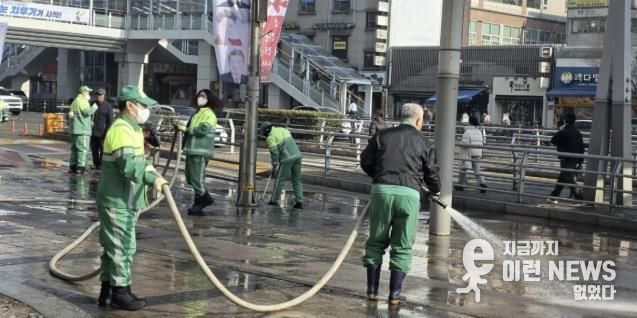 수원시 팔달구, 수원역 로데오거리 물청소로‘설 손님맞이’에 힘써