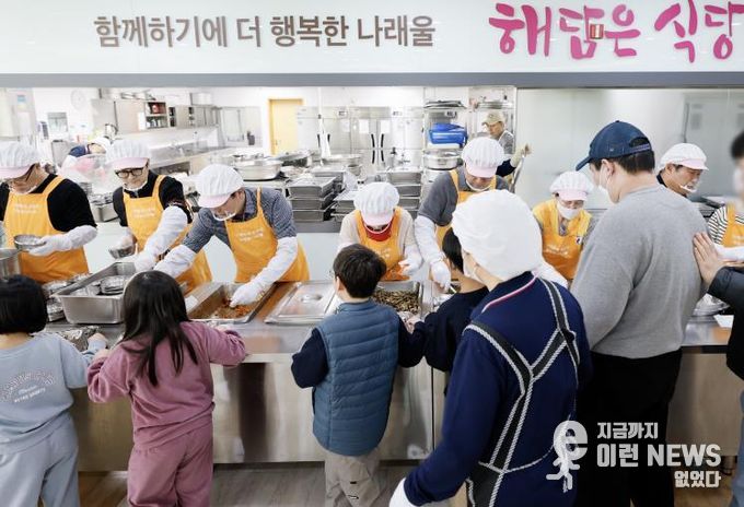 화성특례시의회 도시건설위원회 위원들이 나래울종합사회복지관에서 배식봉사를 하고 있다.