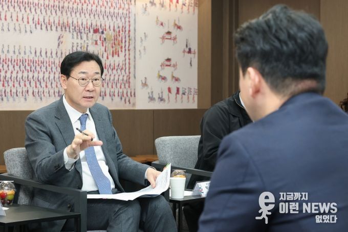 정명근 화성특례시장이 13일 시가 주최한 '생리용품 부담 완화를 위한 소통 간담회'에서 '(가칭) 코리요 생리대' 추진 취지에 대해 설명하고 있다.