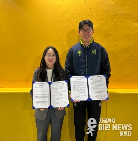 수원시·장안리틀풋볼아카데미 관계자가 협약식 후 기념촬영을 하고 있다.