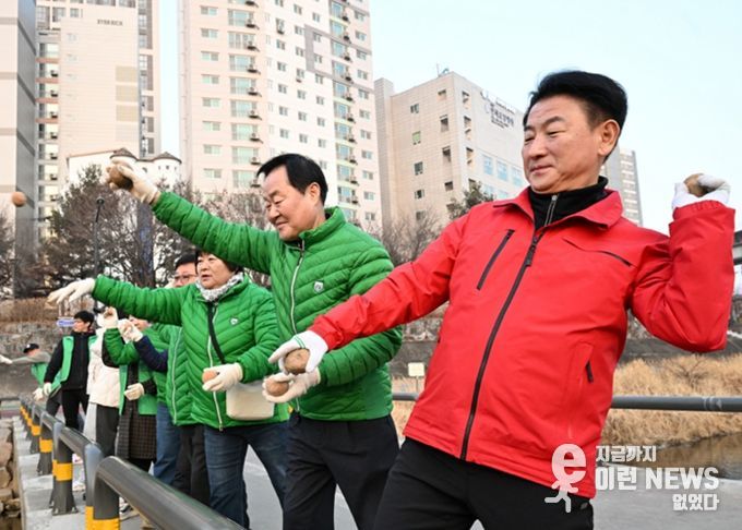 2월 21일 의정부시 새마을회(회장 조상권)가 경전철 동오역 인근에서 수질 개선을 위한 EM 흙공 던지기 활동을 실시하고 있다.