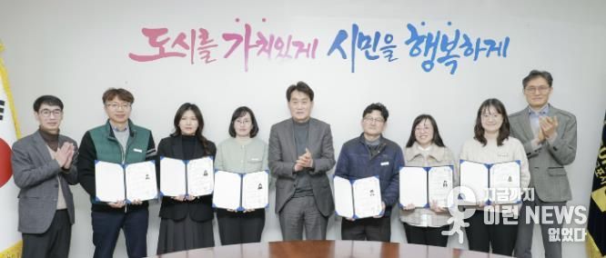 자격증을 취득한 직원들