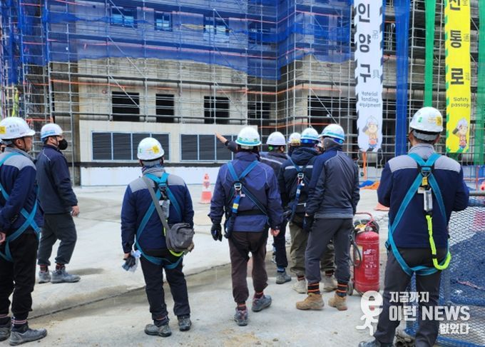 합동안전점검반이 관내 대규모 건축공사현장에서 안전점검을 하고 있다.