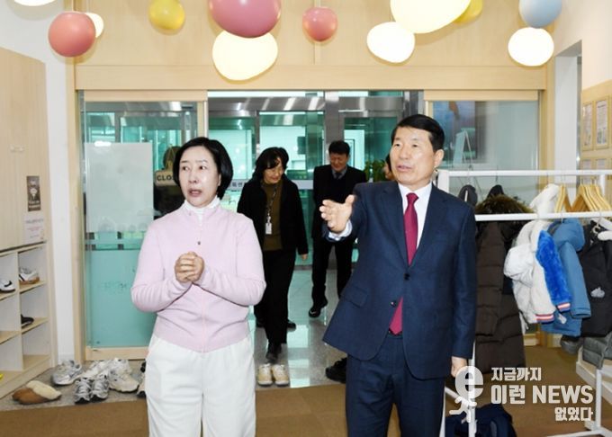 구리시 영·유아케어센터 운영 현황에 대해 보고받는 백경현 구리시장