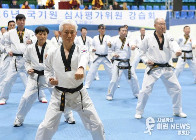 심사평가위원들이 국기원 중앙수련장에서 실기교육을 받고 있다.