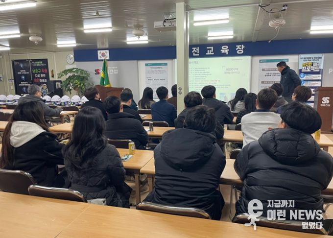 현장관계자로부터 기초 공법에 대한 브리핑 모습