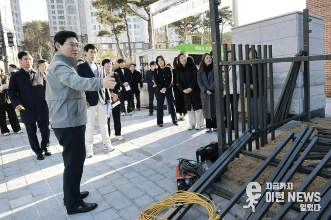 이상일 시장이 26일 용인솔빛초·중통합학교를 찾아 주요 시설을 살피고 있다